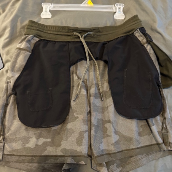 Camo Men's Lululemon Shorts - Picture 9 of 9